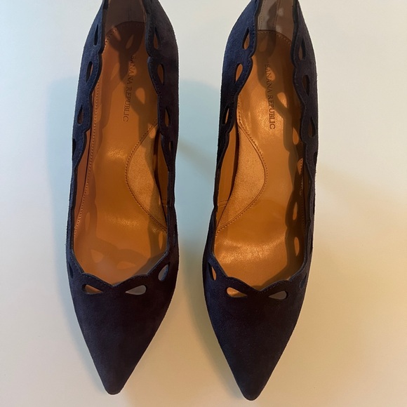 Banana Republic scalloped edge navy blue heel sz 8.5, never worn - Picture 2 of 8